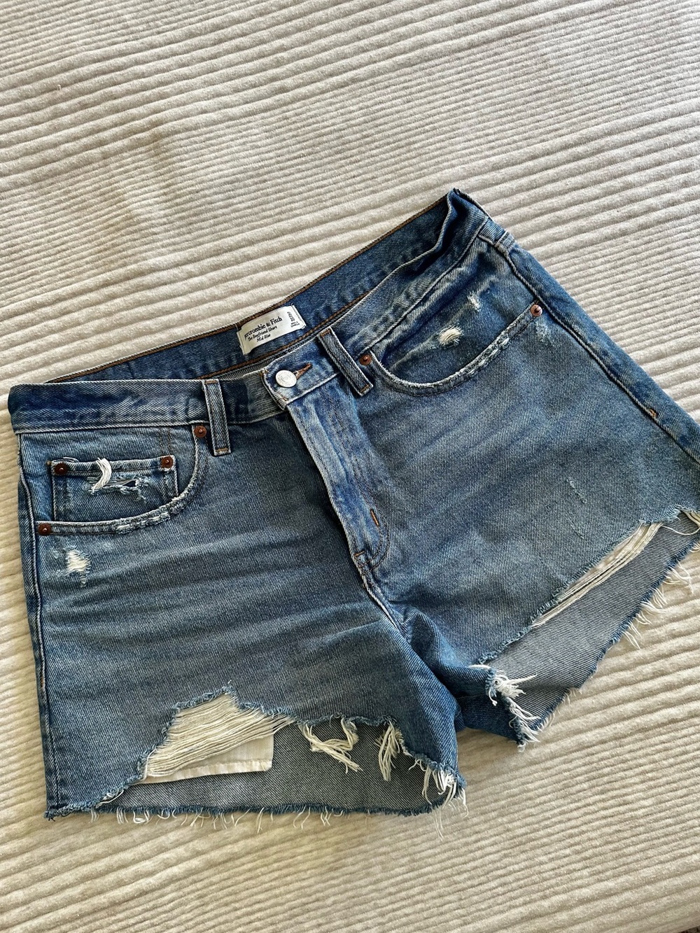 | abercrombie & fitch • the boyfriend short mid rise • size 30 |